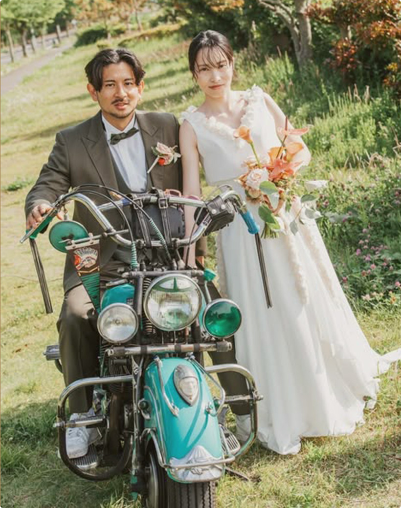 バイクに乗った新郎新婦