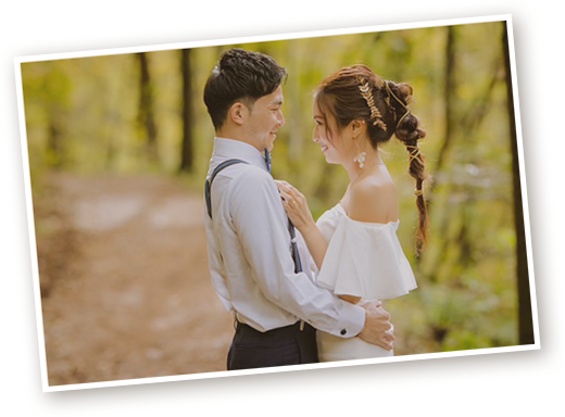 森の中で抱き合う花嫁と花婿
