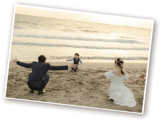 海辺を走る子ども