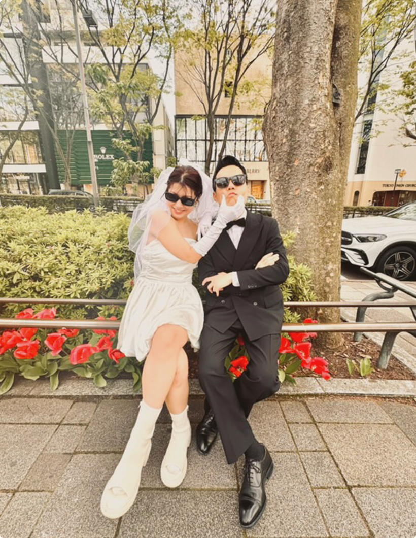 サングラスをつけたふざけ合う花嫁と花婿